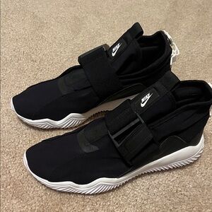 Nike KMTR NWOT 6